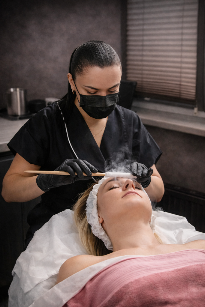 девушка на сеансе локальной криотерапии